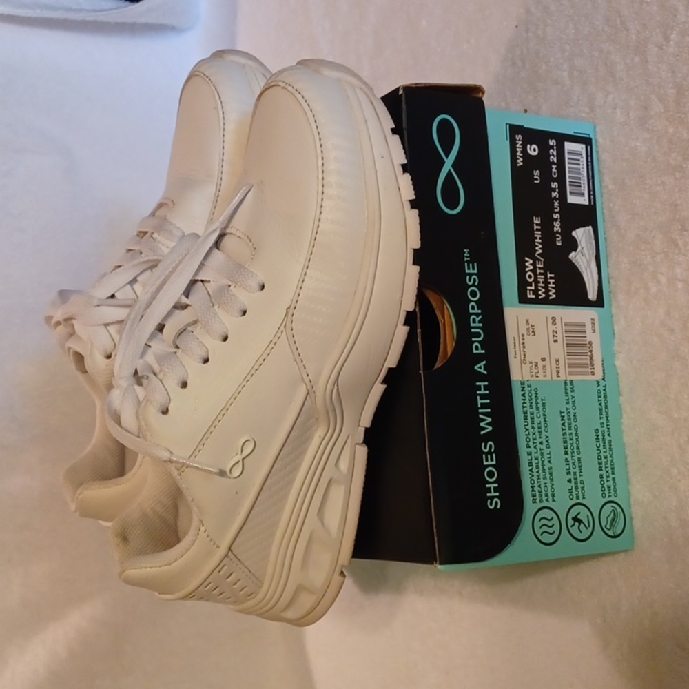 Infinity by Cherokee Uniforms Flow White women's size 6 slip resistant